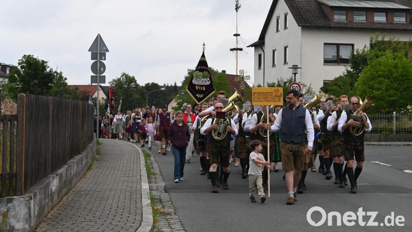 Am Sonntag zogen die Fahnenabordnungen der Vereine gemeinsam mit den Kirwapaaren, den Kindern und der Jugend vom Dorfplatz zur Auferstehungskirche. Im Mittelpunkt: Die neue Vereinsfahne. Bild: Kerstin Kiener