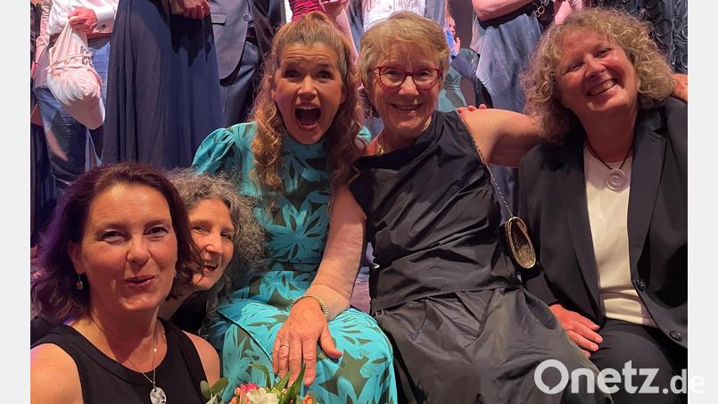 Auf dem gemeinsamen Erinnerungsfoto an diesen besonderen Abend strahlen (von links) Susann Plößl, Martina Hanselmann, Cornelia Siebenbürger und Andrea Rössler gemeinsam mit der prominenten Moderatorin Anke Engelke (Mitte). Bild: Zukunftsakademie Amberg