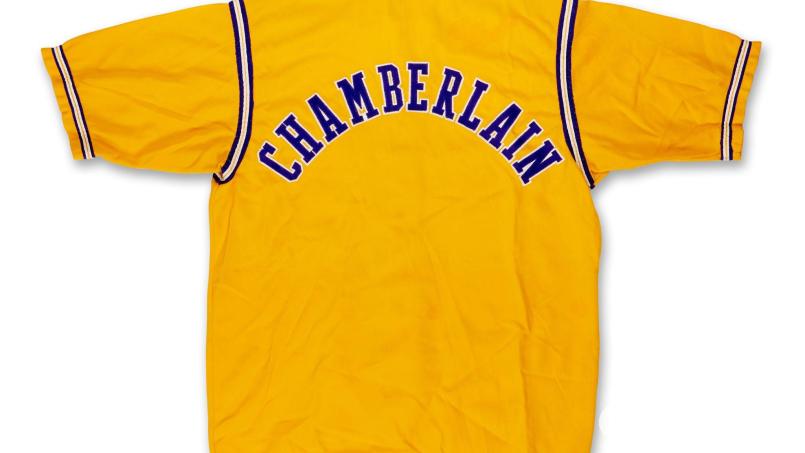 In einem Secondhand-Laden gefunden und teuer versteigert: Eine Trainingsjacke von NBA-Legende Wilt Chamberlain. Bild: Uncredited/Sotheby's via AP/dpa