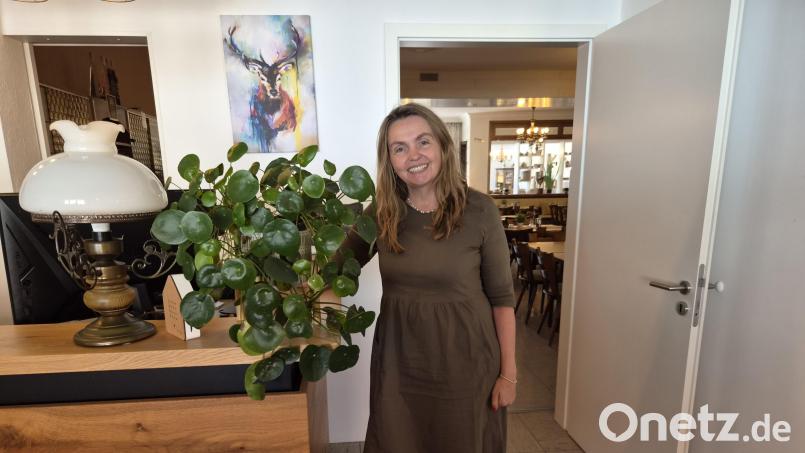 Unternehmerin Elisabeth Zintl aus Waldeck freut sich, dass der alte Stammbetrieb der Hollerhöfe "Zum Hirschen" wieder für alle Besucher geöffnet ist. Bild: lue