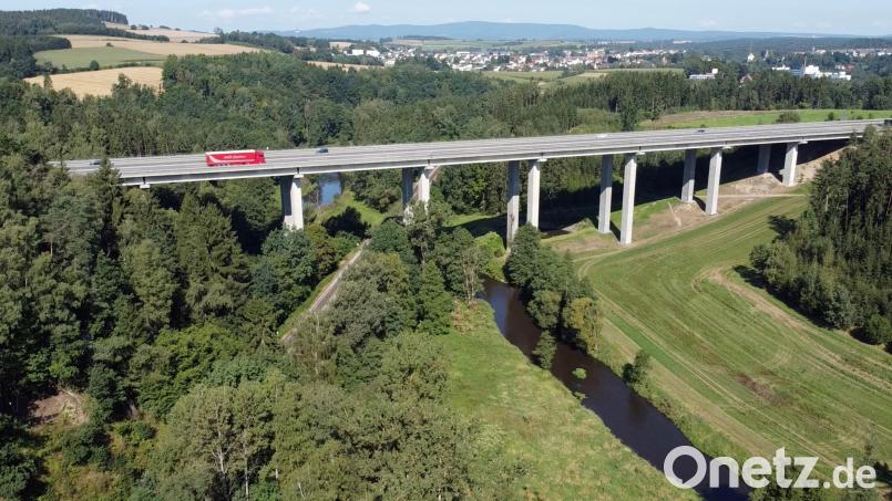 Die A 93 führt bei Windischeschenbach über die Waldnaabtalbrücke, die wie bei Brücken üblich aus zwei Teilbauwerken besteht. Eines davon wurde im Jahr 1979 erbaut, das andere im Jahr 1995. Weil beide Teile durch Witterungseinflüsse und die immense Verkehrslast stark beschädigt sind, werden sie abgebrochen und durch Neubauten ersetzt. Archivbild: Gustl Beer