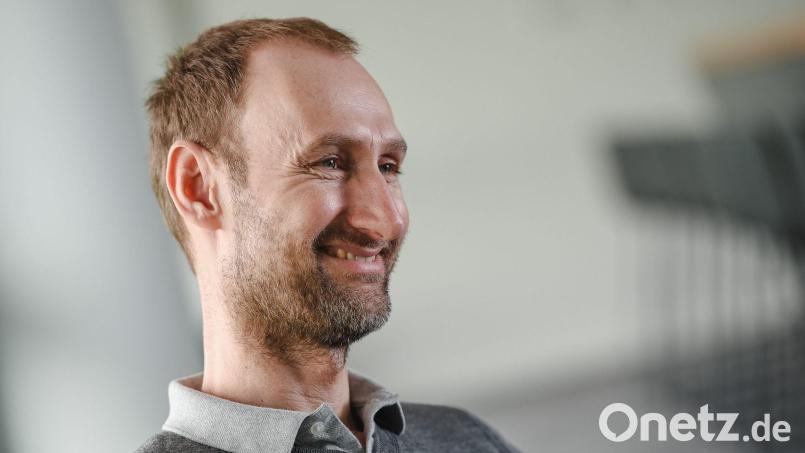 Bayerns Nachwuchschef Jochen Sauer freut sich über die Vertragsverlängerung von Osmani. (Archivbild) Bild: Andreas Gebert/dpa