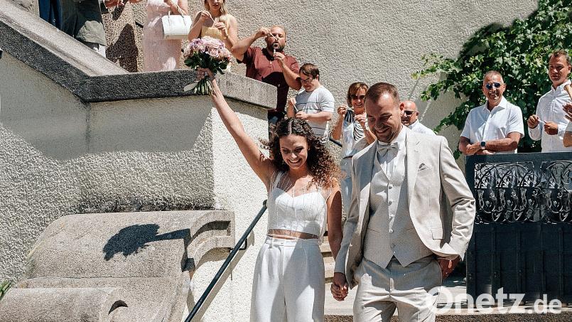 Nach der standesamtlichen Trauung im Alten Rathaus gratulierten Familie, Freunden und Kollegen dem frisch vermählten Ehepaar Celine und Maximilian Scharnagl. Bild: Dominik Garban