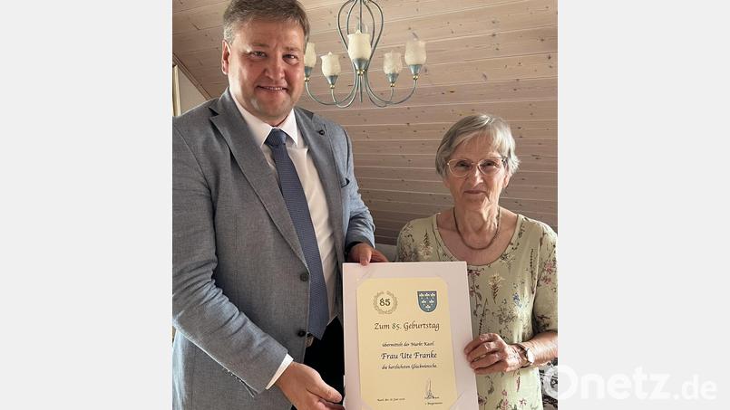 Ute Franke aus Kastl feiert ihren 85. Geburtstag. Bürgermeister Stefan Braun gratuliert. Bild: Stefan Braun