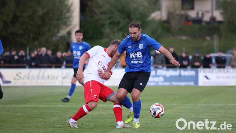 Spielertrainer Dennis Kramer (rechts) und der TuS Rosenberg gelten als die Top-Favoriten in der am Freitag beginnenden Kreisliga Süd. Archivbild: Dieter Jäschke
