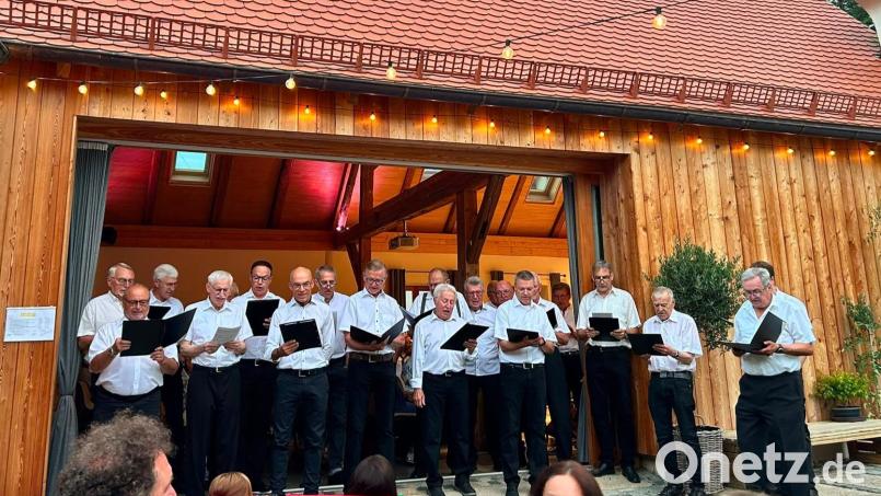Die Zugabe sang der MGV für seine Fans vor der Eventscheune am Stiftlandhof der Familie Schicker. Bild: Andreas Bergauer