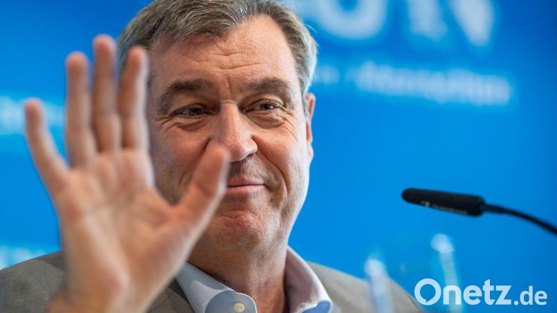 CSU-Chef Söder wurde mit einer Tomate beworfen und getroffen - warum und wieso ist aber weiterhin unklar. (Archivbild) Bild: Peter Kneffel/dpa