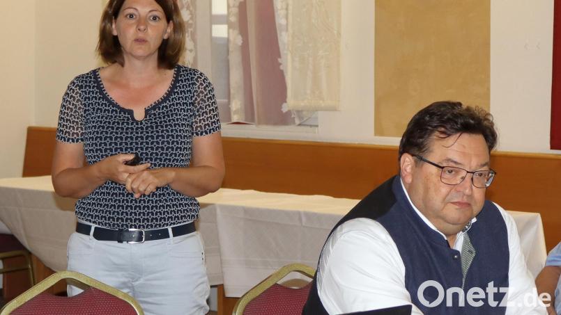 Die Vertreter der Jurenergie, Projektmanagerin Agnes Gruber (links) und Vorstandsmitglied Michael Vogel (rechts) stellten das Projekt Windkraftanlagen Pilgramshof vor. Bild: Heidi Franitza