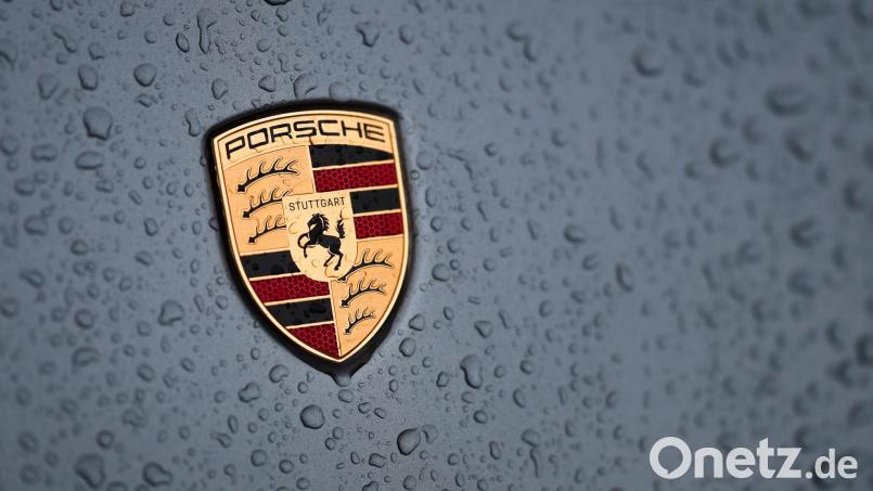 Bei Porsche wird aktuell über ein zweites Sparpaket verhandelt. (Archivbild) Bild: Christoph Schmidt/dpa