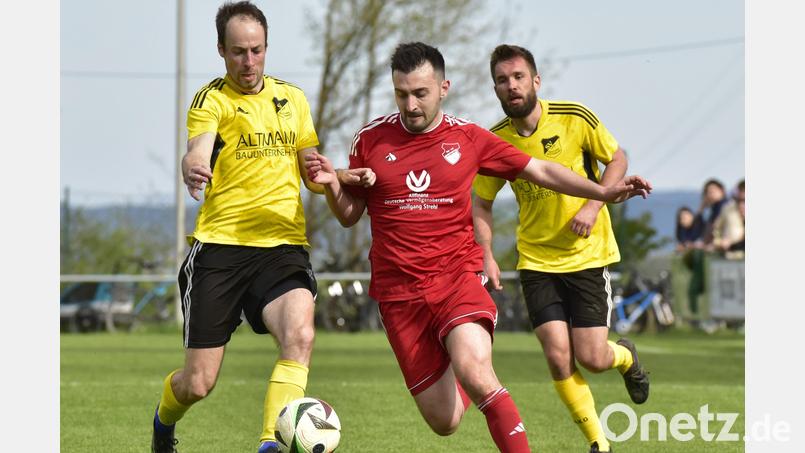 Spielertrainer Thomas Bösl (links) will mit dem SV Trisching die ersten Punkte der Saison holen. Bild: Hans Mark