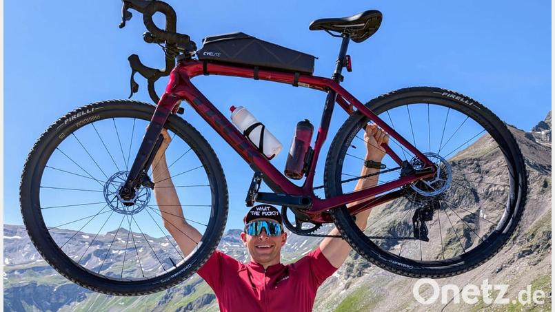 Thomas Mencel aus Kümmersbruck und sein Bike. Die nächsten Tage werden sie kaum zu trennen sein. Bild: Diana Bothner