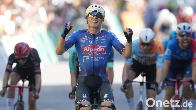 Jasper Philipsen hat die 17. Etappe der Tour de France gewonnen. Bild: Thibault Camus/AP/dpa