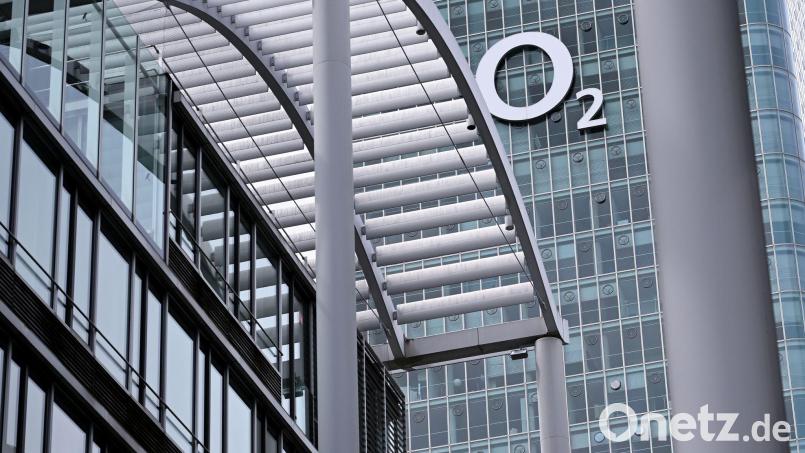 Das Logo bleibt zwar groß hängen an der Münchner Deutschlandzentrale, die Gesamtzahl der Belegschaft wird aber kleiner. (Archivbild) Bild: Sven Hoppe/dpa