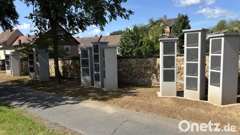 Die neuen Urnenstelen am Friedhof in Waldsassen entlang der Mauer zur Münchenreuther Straße. Bild: Stadt Waldsassen