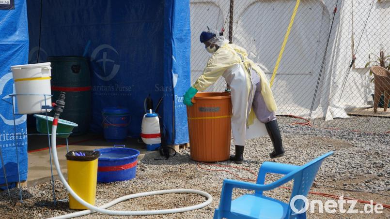 Ein Mitarbeiter des Gesundheitswesens in einem Ebola-Behandlungszentrum Bild: Prosper Heri Ngorora/AP/dpa