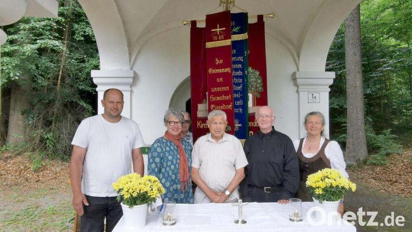 Der Ehrenvorsitzende des Heimatvereins "Eisendorf und Umgebung" Josef Hoffmann (Bildmitte) war 2025 das letzte Mal persönlich vor Ort. Hier mit (v.l.) dem damaligen zweiten Bürgermeister Thomas Kleber, Tochter Ute sowie Schwiegersohn und Fahnenträger Steve Macintosh als auch (v.r.) mit Heimatpfarrer Monsignore G. Hettler und Elisabeth Würfl. Bild: Karl Ziegler