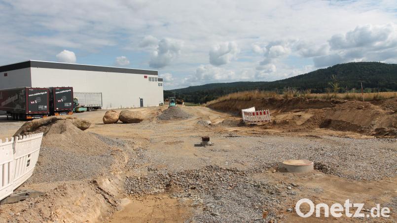 Die neue Straße verläuft, anders als aktuell, nicht durch das Werksgelände, sondern daran vorbei. Bild: Josef Pilfusek