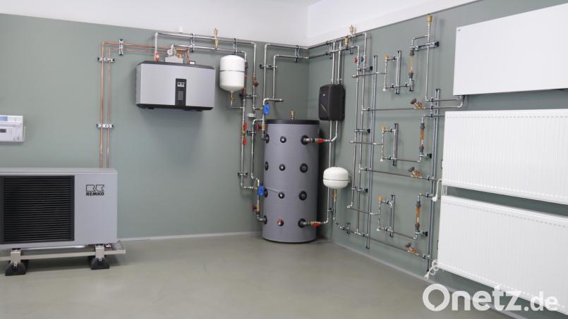 Im Schulungszentrum der Firma Remko: Hier ein Blick auf den Schulungsbereich für den Bereich Wärmepumpen. Dort können die Teilnehmer die genauen Arbeitsabläufe trainieren. Bild: Norbert Weis