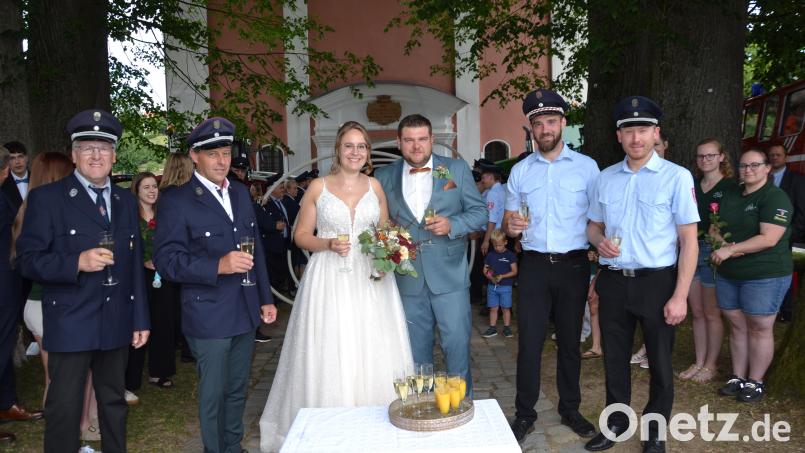 Mit dem besten Glück- und Segenswünschen gratulierten dem Brautpaar Kathrin und Johannes die Feuerwehr Saubersrieth-Niederland (links) und die Feuerwehr Kleinschwand (rechts) und ließen sie hochleben. Bild: Peter Garreiss
