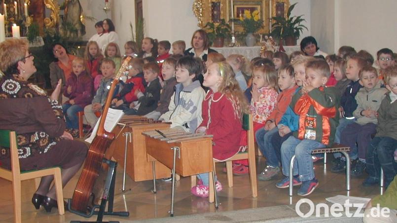 So kannte man Theresia Stadlbauer (links). Ihr Herz schlug für die Kinder, wie hier bei einem Gesangsvortrag in der katholischen Pfarrkirche. Bild: Fred Lehner