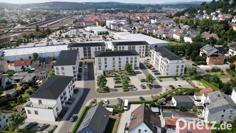 So soll das "Mehrgenerationenwohnen Tonwarenfabrik" auf dem ehemaligen TWF-Gelände in Schwandorf einmal aussehen. Unternehmer Maximilian Weigl stellte den Stadträten die Planung in visualisierter Form vor. Bild: Maximilian Weigl