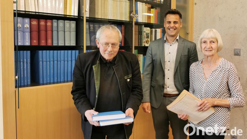 Bürgermeister Rudolf Teplitzky (Mitte) freut sich über den nahtlosen Übergang im Stadtarchiv: Christa Zapf geht in Ruhestand, Dr. Reiner Reisinger übernimmt. Bild: Gertraud Portner