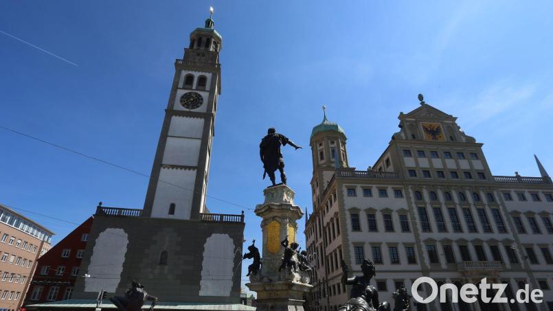Der Perlachturm vor der derzeit laufenden Generalsanierung. Bis der Turm wieder so zu sehen sein wird, wird es mindestens noch zwei Jahre dauern. (Archivbild) Bild: Karl-Josef Hildenbrand/dpa