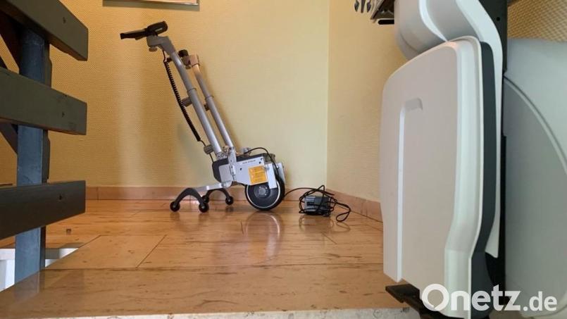 Dieses Teil (Mitte) nennt sich elektrische Schiebhilfe für einen Rollstuhl. Es ist jedoch für die Benutzer so schwer, dass sie es kaum alleine heben können. Ein Ehepaar aus Poppenricht forderte deshalb von der Krankenkasse Ersatz - und bekam eine Absage. Bild: roa