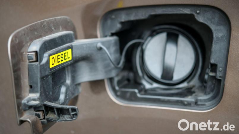 Unbekannte haben in Amberg rund 300 Liter Diesel aus dem Tank eines Lastwagens gestohlen. Symbolbild: Patrick Pleul/dpa-Zentralbild/dpa