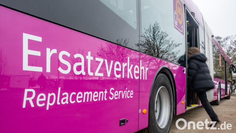 Seit Februar mussten Reisende zwischen Nürnberg und Regensburg auf Ersatzbusse umsteigen. Archivbild: Armin Weigel/dpa
