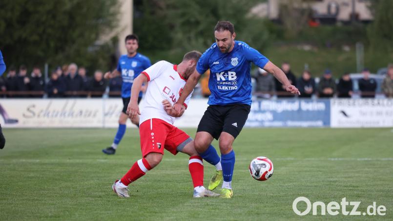 Spielertrainer Dennis Kramer (rechts) und der TuS Rosenberg gelten als die Top-Favoriten in der am Freitag beginnenden Kreisliga Süd. Archivbild: Dieter Jäschke