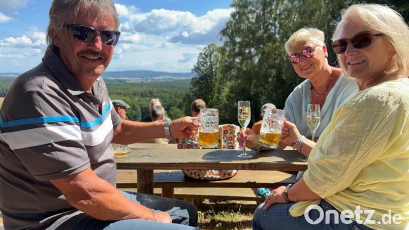 Edith und Bernhard Partsch (vorne) sowie Christa Erras (Mitte) genießen ihren Ausflug auf den Annaberg. Ihr Lieblingsplatz ist genau dort, wo sie sich hingesetzt haben. Bild: roa