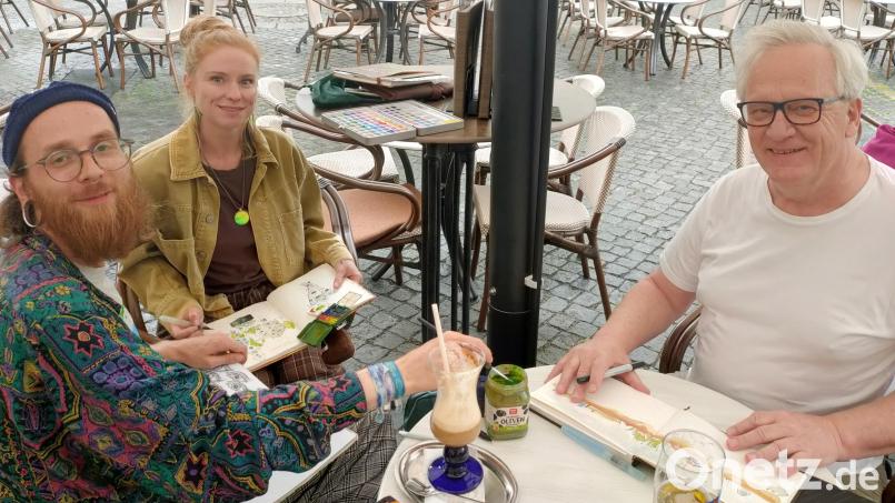 Felix, Jana und Martin (von links) sind wegen ihrer Liebe zur Kunst bei den Sketchers Weiden dabei, aber auch, weil sie die Begegnungen mit den Menschen wertschätzen. Bild: Lisa Sebald