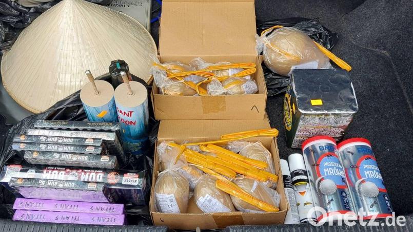 Die Bundespolizei hat zwei 19-Jährige mit illegalen Böllern aus Tschechien gestoppt. Bild: -/Bundespolizeiinspektion Selb /dpa