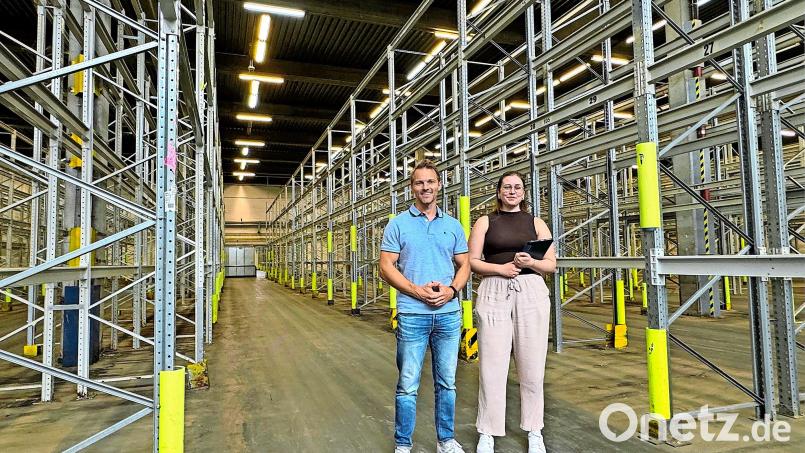 Sigma-Holding-Geschäftsführer Alexander Schweinle und Assistentin Gioia Schuller in einer der leeren Hallen. Bild: Bäumler
