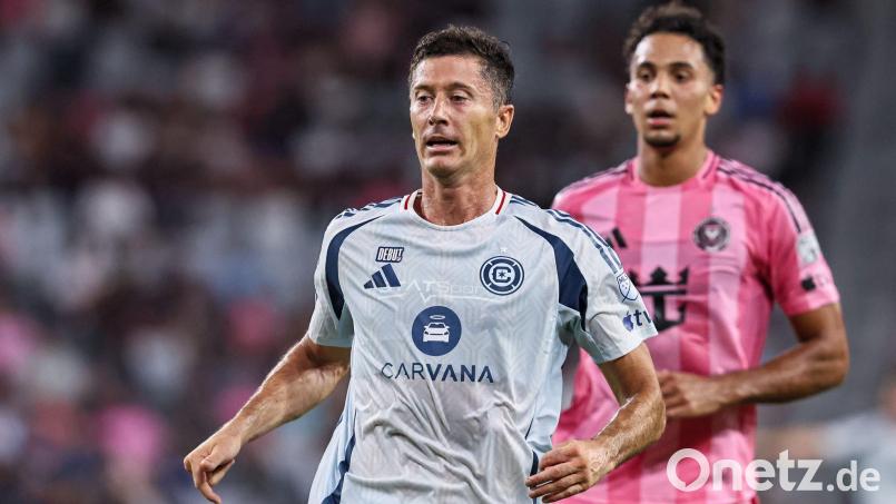 Robert Lewandowski (l) hat sein Debüt in der MLS mit Chicago Fire verloren. Bild: Chris Arjoon/ZUMA Press Wire/dpa