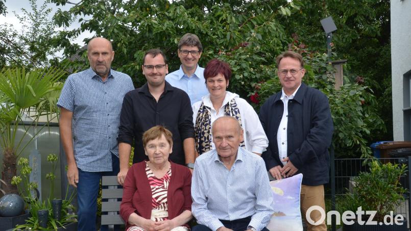 Anneliese (80) und Eugen (83) Schön (vorne) gehen seit nunmehr 60 Jahren Seite an Seite durchs Leben – getragen von Liebe, gegenseitigem Respekt und einem tiefen Zusammenhalt, der auch den größten Schicksalsschlägen standgehalten hat. Bild Elisabeth Dobmayer