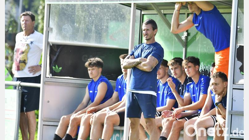 Michael Riester (vorne), Trainer SpVgg SV Weiden, blickt dem Heim-Auftakt erwartungsfroh entgegen. Bild: Hubert Ziegler