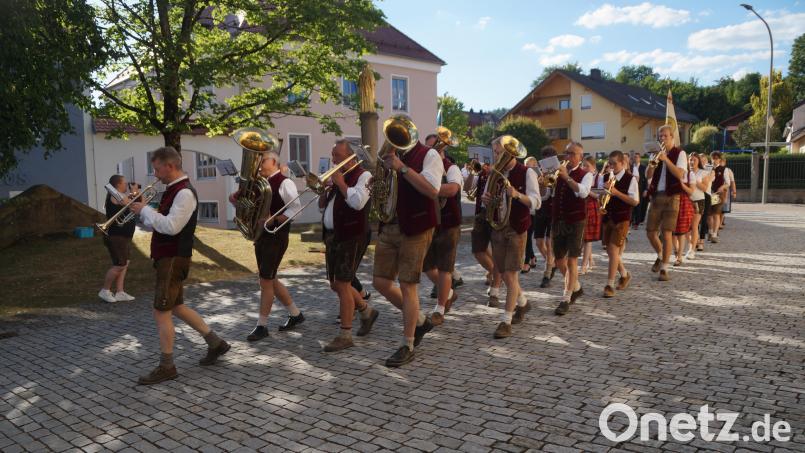 Die Blaskapelle Dieterskirchen führte am Samstagabend den Zug zur Totenehrung beim KLJB-Jubiläum an. Am frühen Sonntagmorgen schockierte dann die Nachricht vom tragischen Unfalltod eines Musikkollegen. Bild: Elfriede Weiß