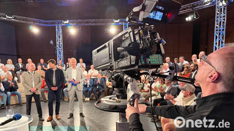 Jagd- und Forstminister Hubert Aiwanger, Bund-Naturschutz-Landesvorsitzender Martin Geilhufe sowie Moderator Tilmann Schöberl (stehend, von links) lassen sich für einen kurzen Einspieler zur "Jetzt red i"-Sendung aufnehmen. Bild: Gabi Schönberger