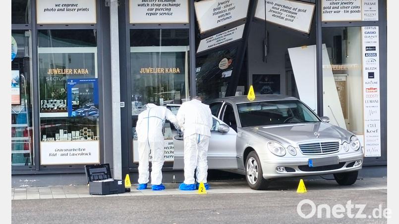 Die Einsatzkräfte der Spurensicherung am Tatort suchen nach Hinweisen auf die flüchtigen Diebe. Bild: Jürgen Masching/NEWS5/dpa