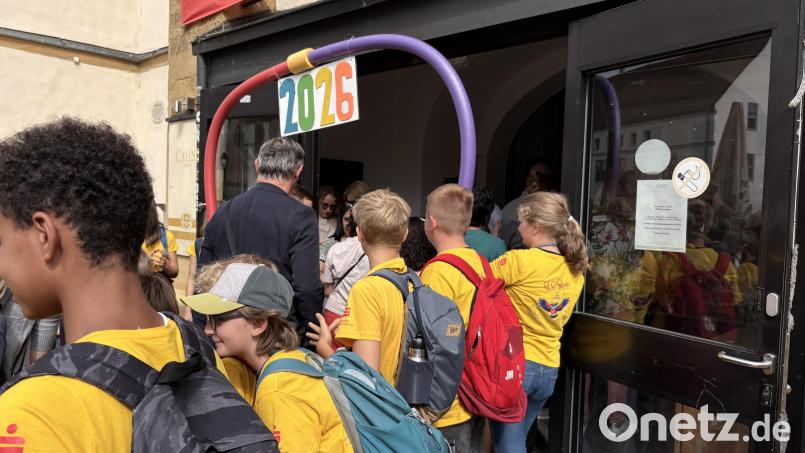 Ein Sternenlauf durch die Stadt, ein Spalier durch vier Jahrhunderte und ein Flashmob vor dem Stadttheater: Das Erasmus-Gymnasium hat sein 400-jähriges Bestehen mit einem großen Fest der Gemeinschaft gefeiert. Bild: Lukas Büchold