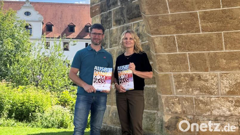 Martina Bösl und Alexander Seitz präsentieren den neuen Ausbildungskompass 2026. Bild: Nicole Graf
