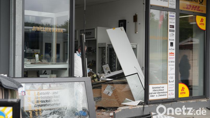 Am Donnerstag ist ein Pkw rückwärts in das Schaufenster eines Juweliers in Pressath gefahren. Die Täter entwendeten Schmuck und andere Wertgegenstände und flüchteten. Was übrig bleibt, sind Scherben und Trümmer. Bild: Leonie Pielenhofer