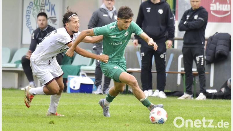 Jonas Schwindl (rechts) fehlt der DJK Gebenbach im Heimspiel gegen den FC Ingolstadt II rotgesperrt. Archivbild: Hubert Ziegler