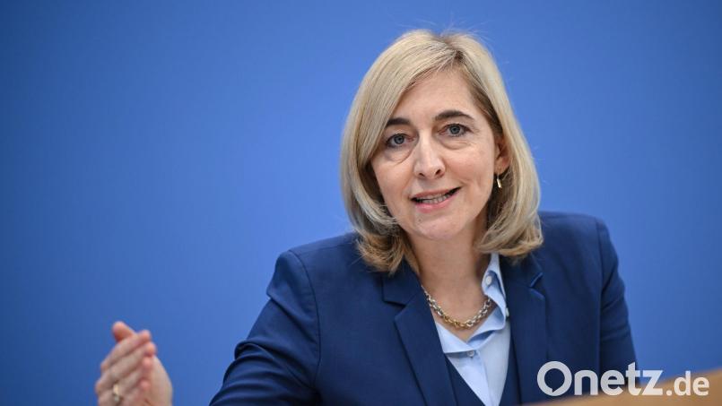 Für Gesundheitsministerin Nina Warken steht ein Jobwechsel an. (Archivbild) Bild: Britta Pedersen/dpa