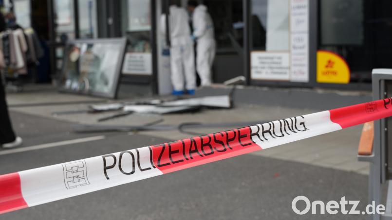 Zertrümmerte Schaufenster, bewaffnete Täter und aufwendige Ermittlungen: Überfälle auf Banken und Juweliere beschäftigten Polizei und Ermittler in der Region immer wieder. Bild: Leonie Pielenhofer