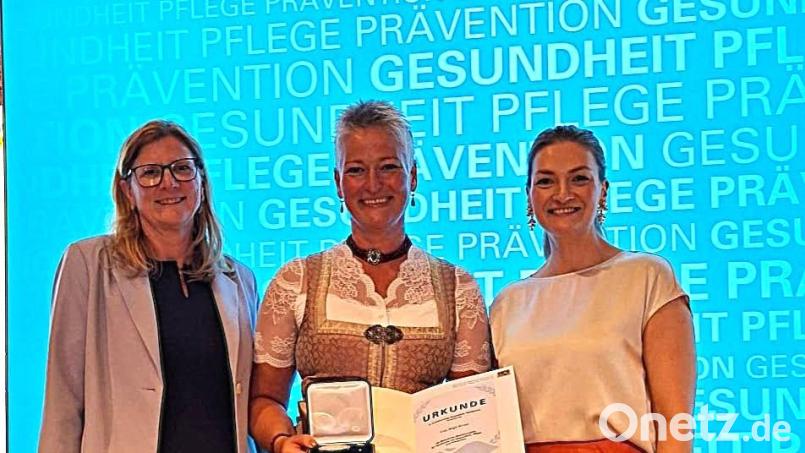 Verleihung der Bayerischen Staatsmedaille an Birgit Birner (Mitte), in der Allerheiligenkirche der Münchner Residenz. Rechts Gesundheitsministerin Judith Gerlach, links die Hirschauer Bürgermeisterin Beate Dietrich. Bild: Fritz Dietl