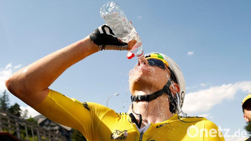 Tadej Pogacar trinkt bei der diesjährigen Tour aus einer Wasserflasche. (Archivbild) Bild: Yoan Vallat/Pool EPA/AP/dpa