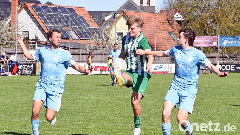 Der SV Mitterteich (Christian Zimmermann, Mitte) empfängt am Freitag um 18.30 Uhr den SV Mistelgau. Archivbild: Rudi Gebert
